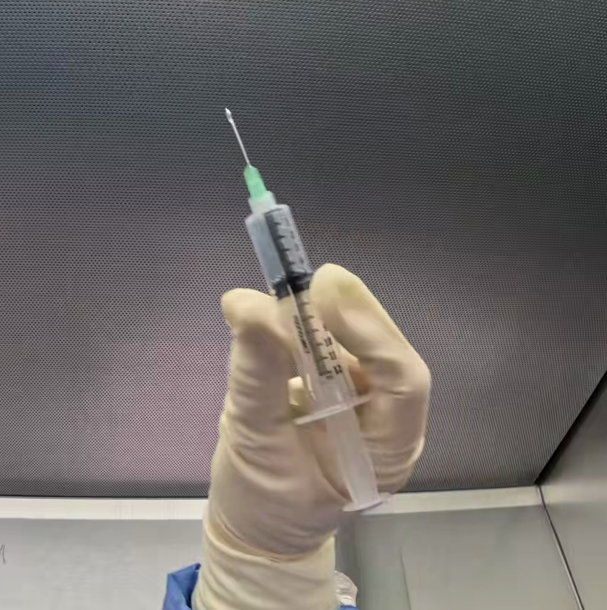 Center Diluent-filled syringe