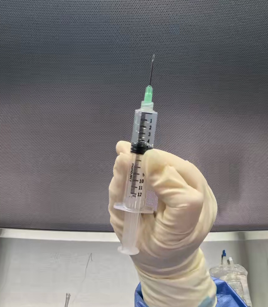 Center Diluent-filled syringe