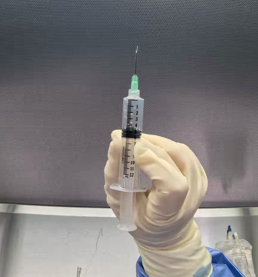 Center Diluent-filled syringe