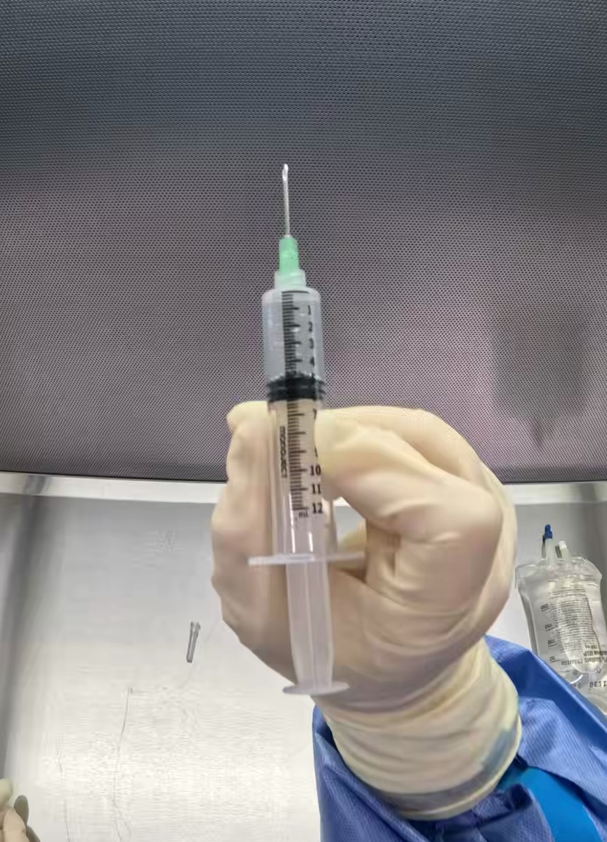 Center Diluent-filled syringe