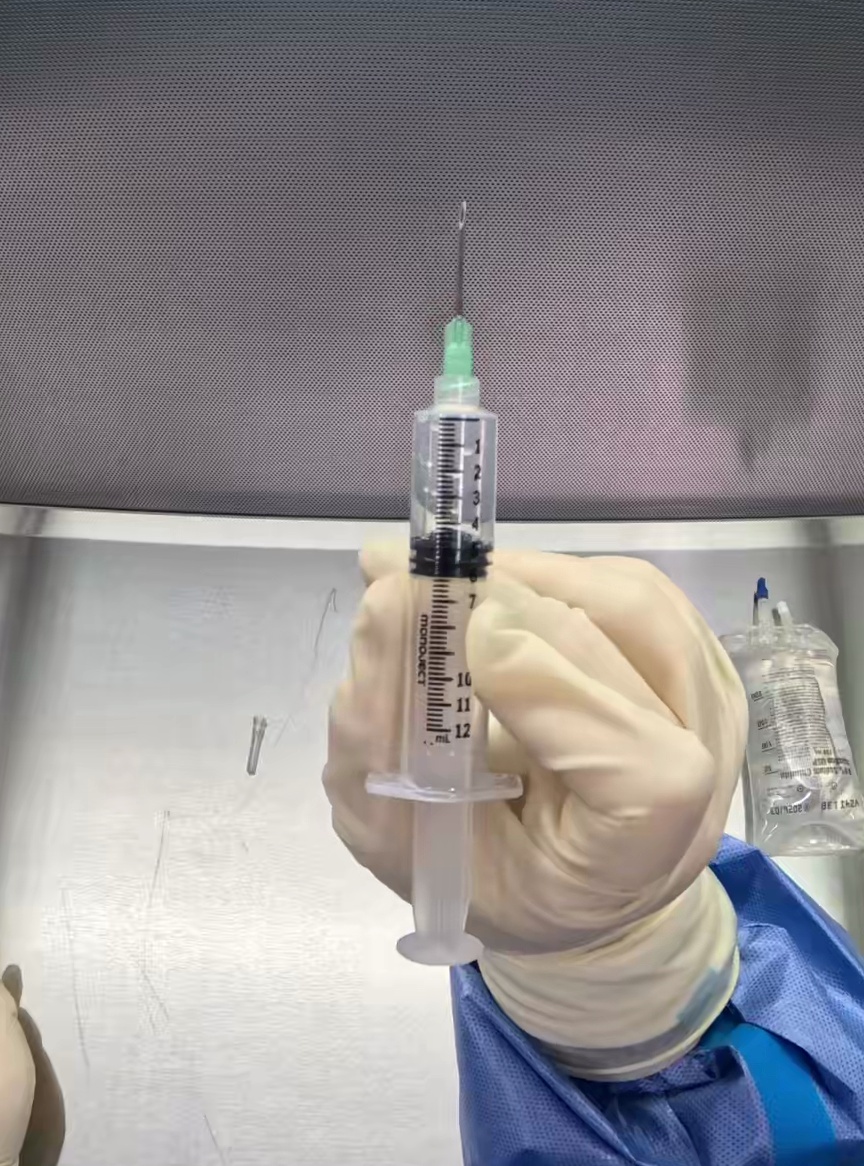 Center Diluent-filled syringe