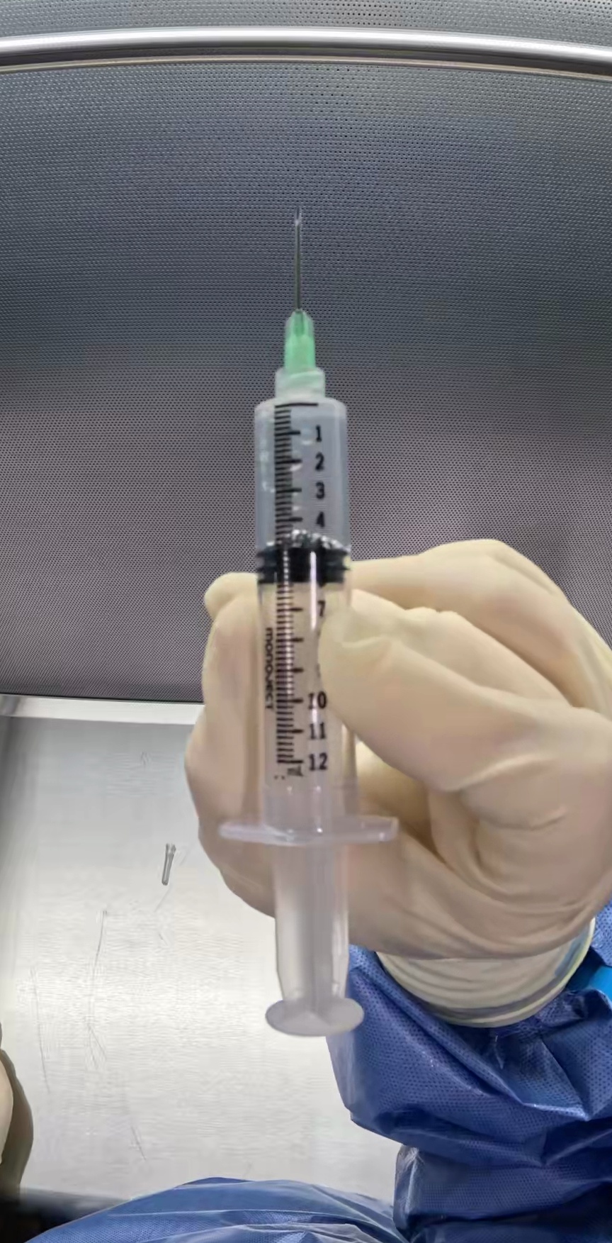 Center Diluent-filled syringe
