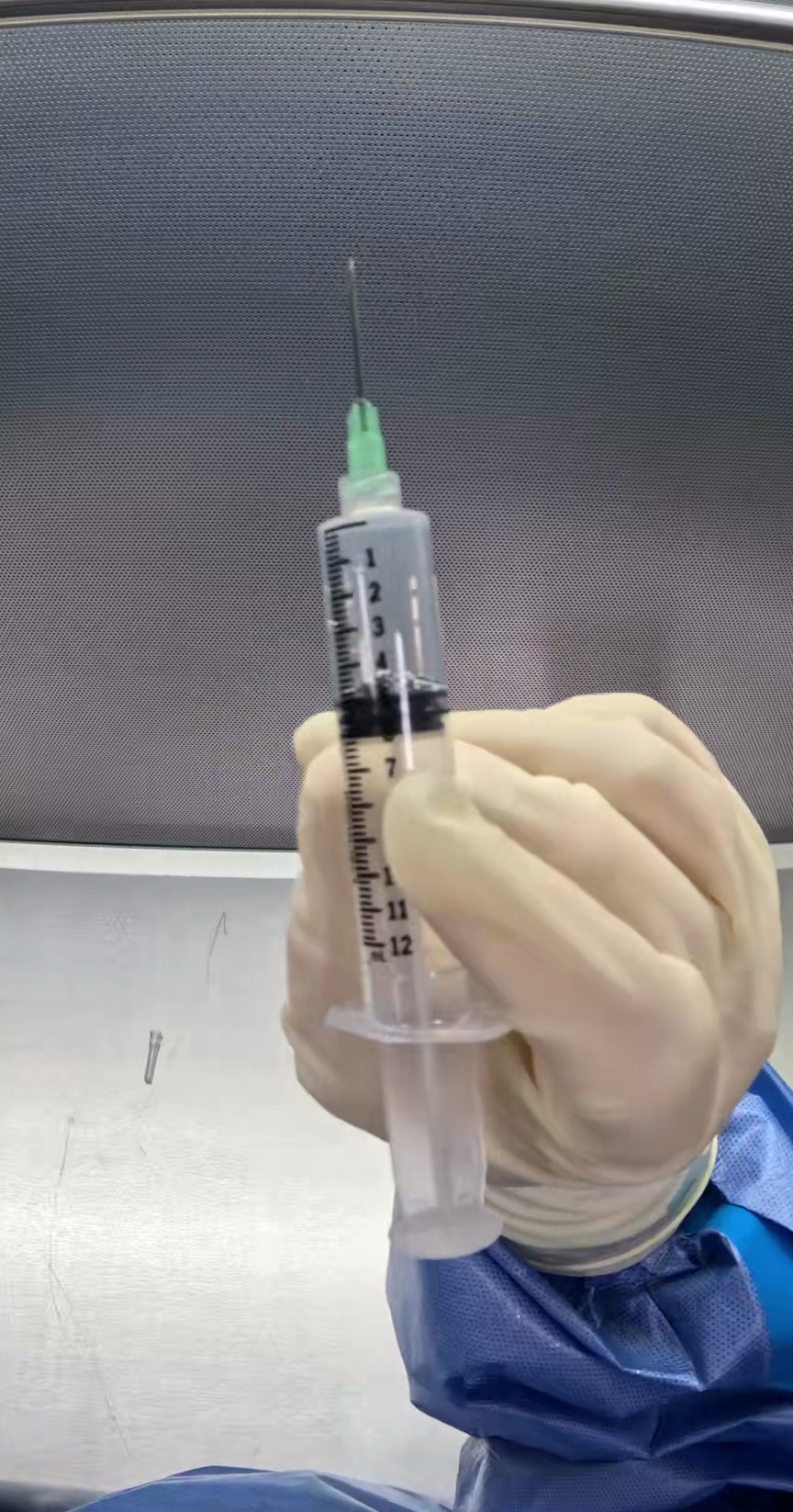 Center Diluent-filled syringe